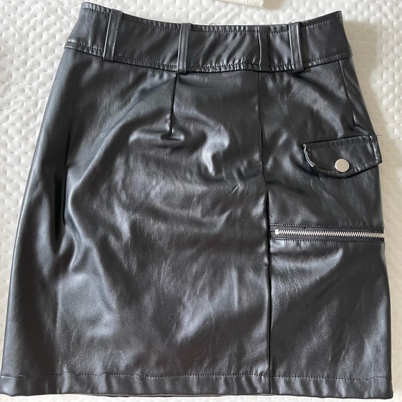 🤍Faux leather biker skirt from Pretty Little Thing - Picture 4 of 6